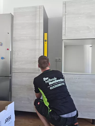 Küchenmontage – Der helfende Handwerker