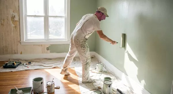 Renovierungsarbeiten – Der helfende Handwerker